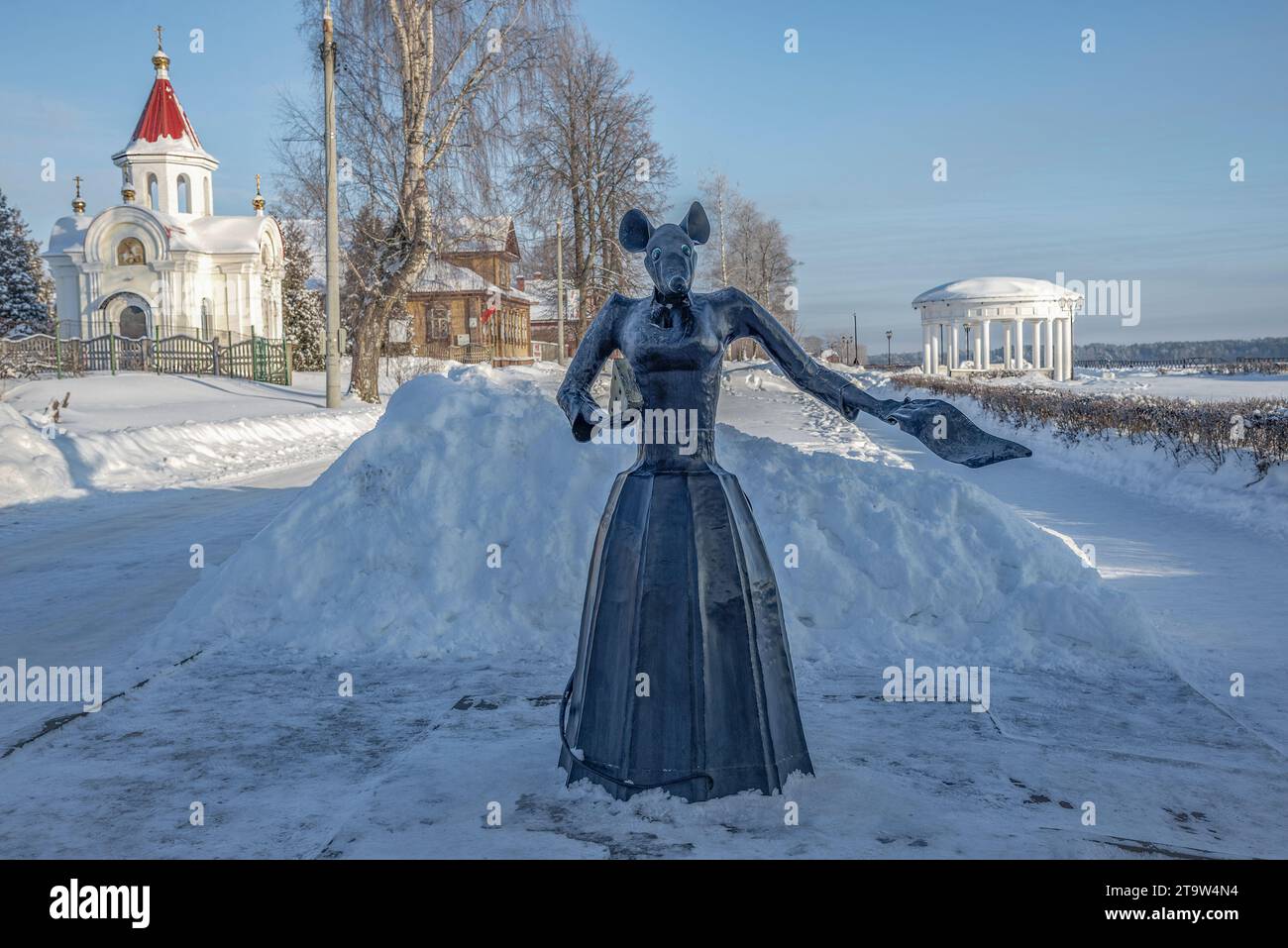 MYSCHKIN, RUSSLAND - 07. JANUAR 2023: Skulptur einer Maus, das Symbol der Stadt Myschkin. Region Jaroslawl, Russland Stockfoto