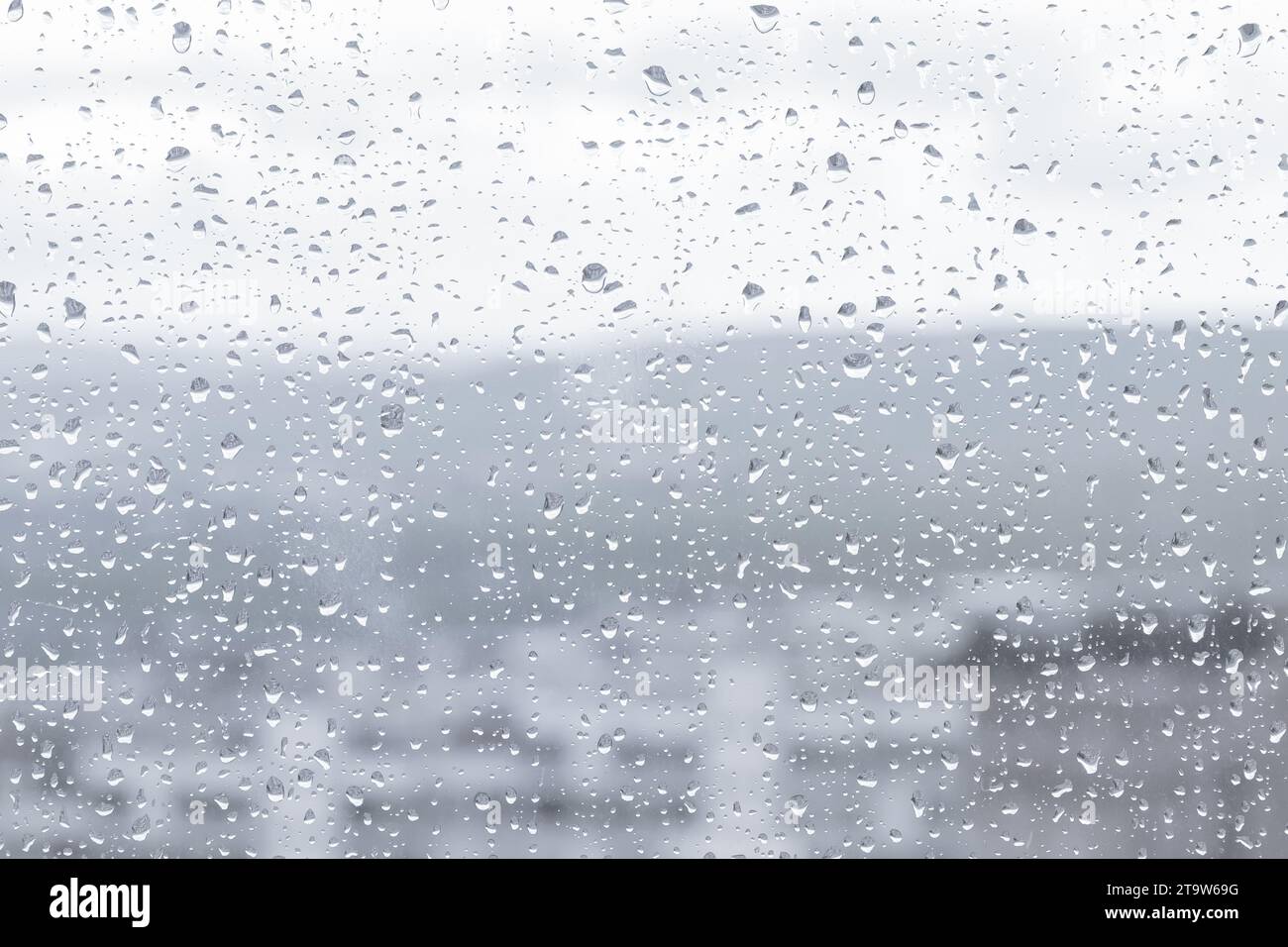 Nahaufnahme des Hintergrunds von Wassertropfen, Blick durch das Fenster Stockfoto