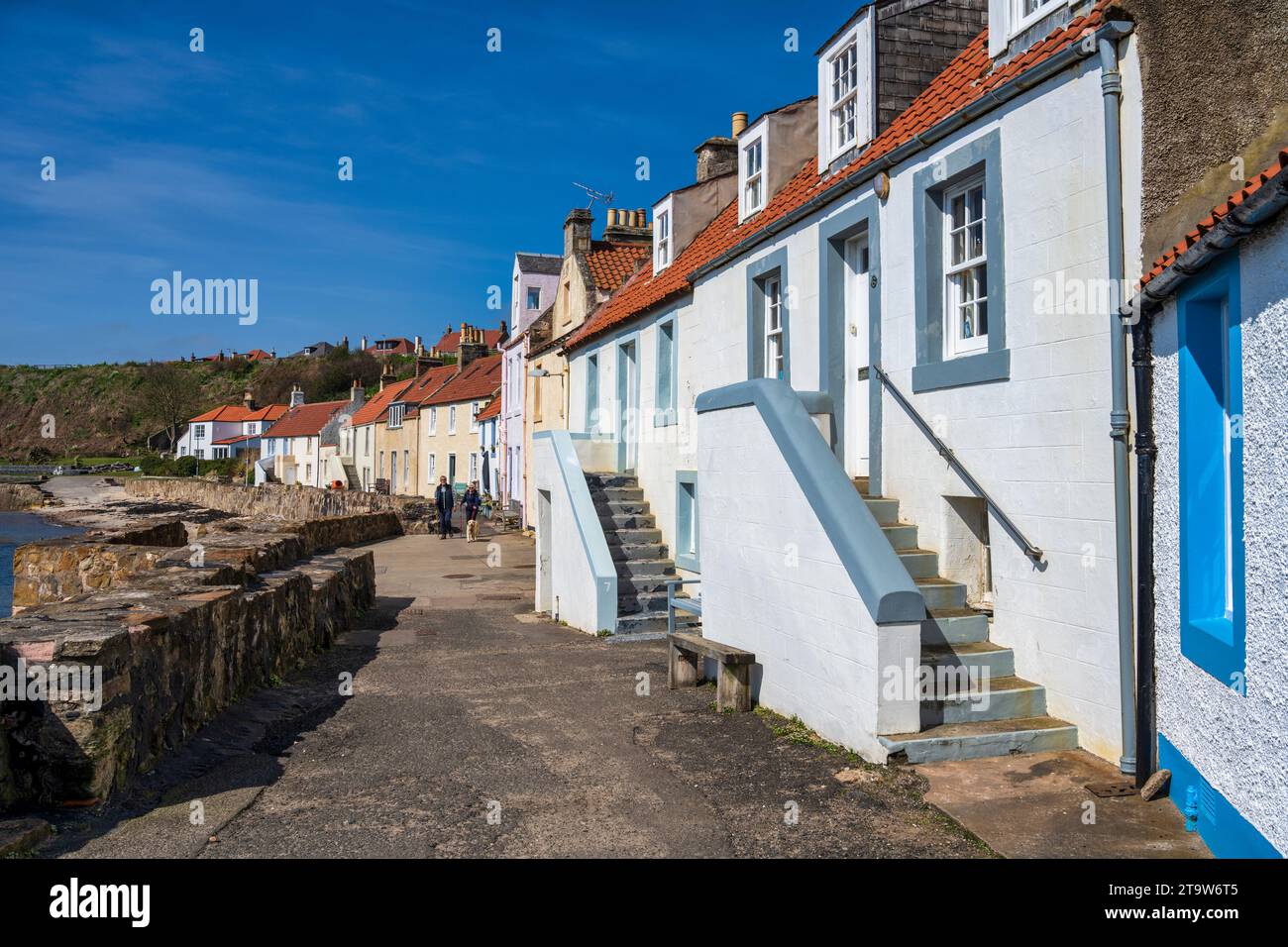 Farbenfrohe Häuser am Westufer (Teil des Fife Coastal Path) in der schottischen Küstenstadt Pittenweem in East Neuk of Fife, Schottland, Großbritannien Stockfoto