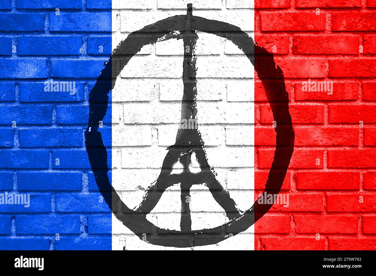 Beten Sie für paris, handgezeichneter eiffelturm, Frieden für paris auf Backsteinmauer mit französischer Flagge Hintergrund Stockfoto
