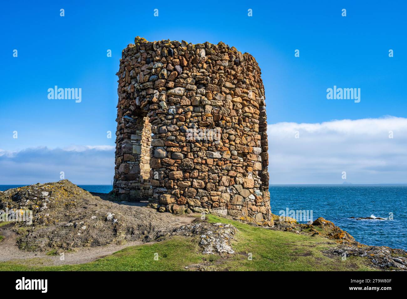 Lady’s Tower auf dem Fife Coastal Path in der Nähe der Küstenstadt Elie im East Neuk of Fife, Schottland, Großbritannien Stockfoto