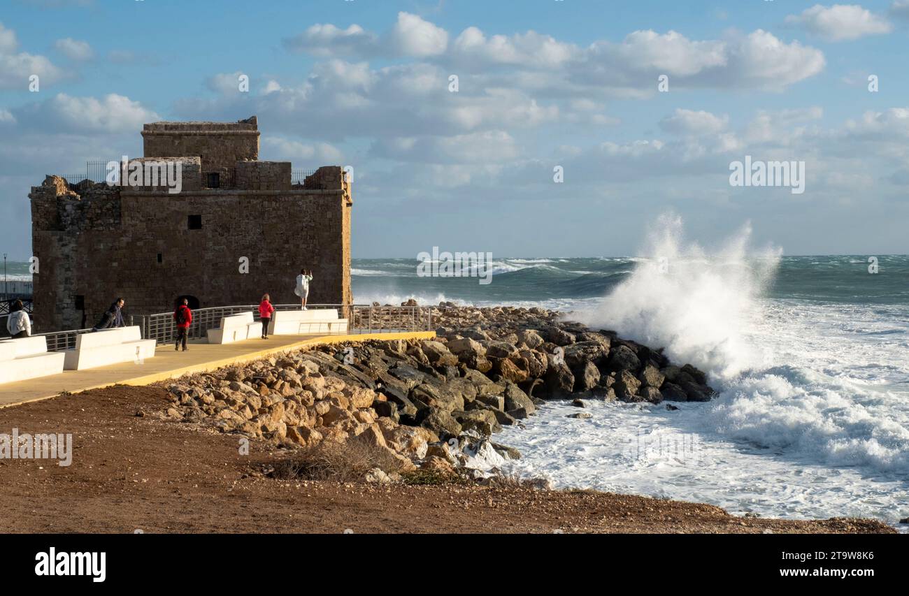 Paphos, Zypern. November 2023. Wetter: Novembersturm. Touristen machen Fotos, während Wellen auf den Felsen im Schloss Paphos, Zypern, prallen. Credit: Ian Rutherford/Alamy Live News. Stockfoto