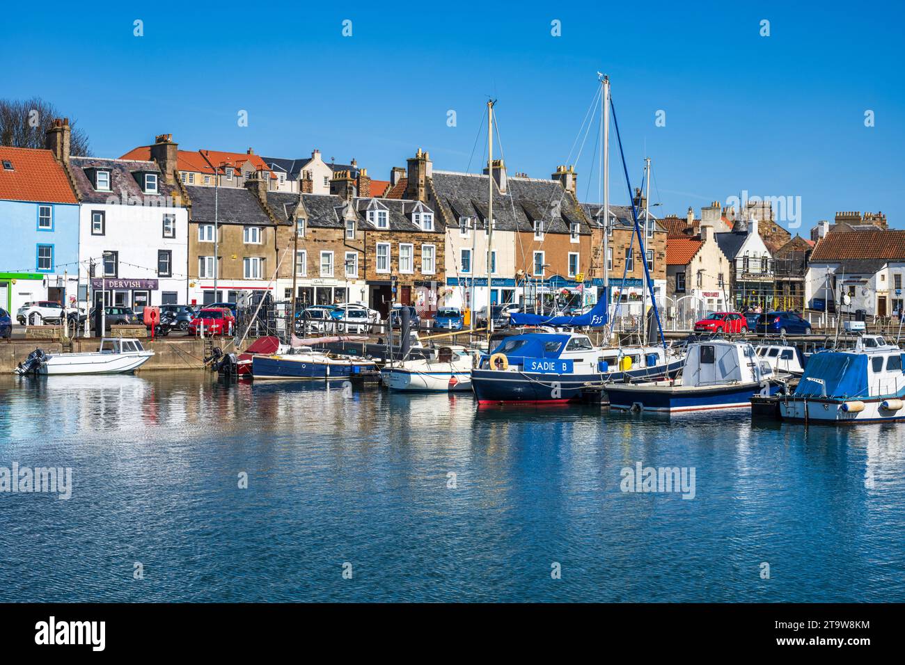 Yachten und Boote liegen im Hafen in der schottischen Küstenstadt Anstruther in East Neuk of Fife, Schottland, Großbritannien Stockfoto