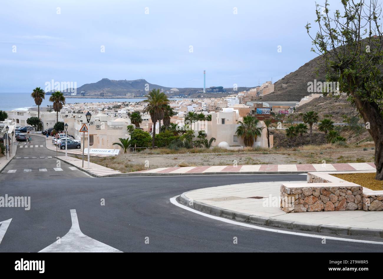 Carboneras Stadt mit La Mesa de Roldán unten. Almeria; Andalusien, Spanien. Stockfoto