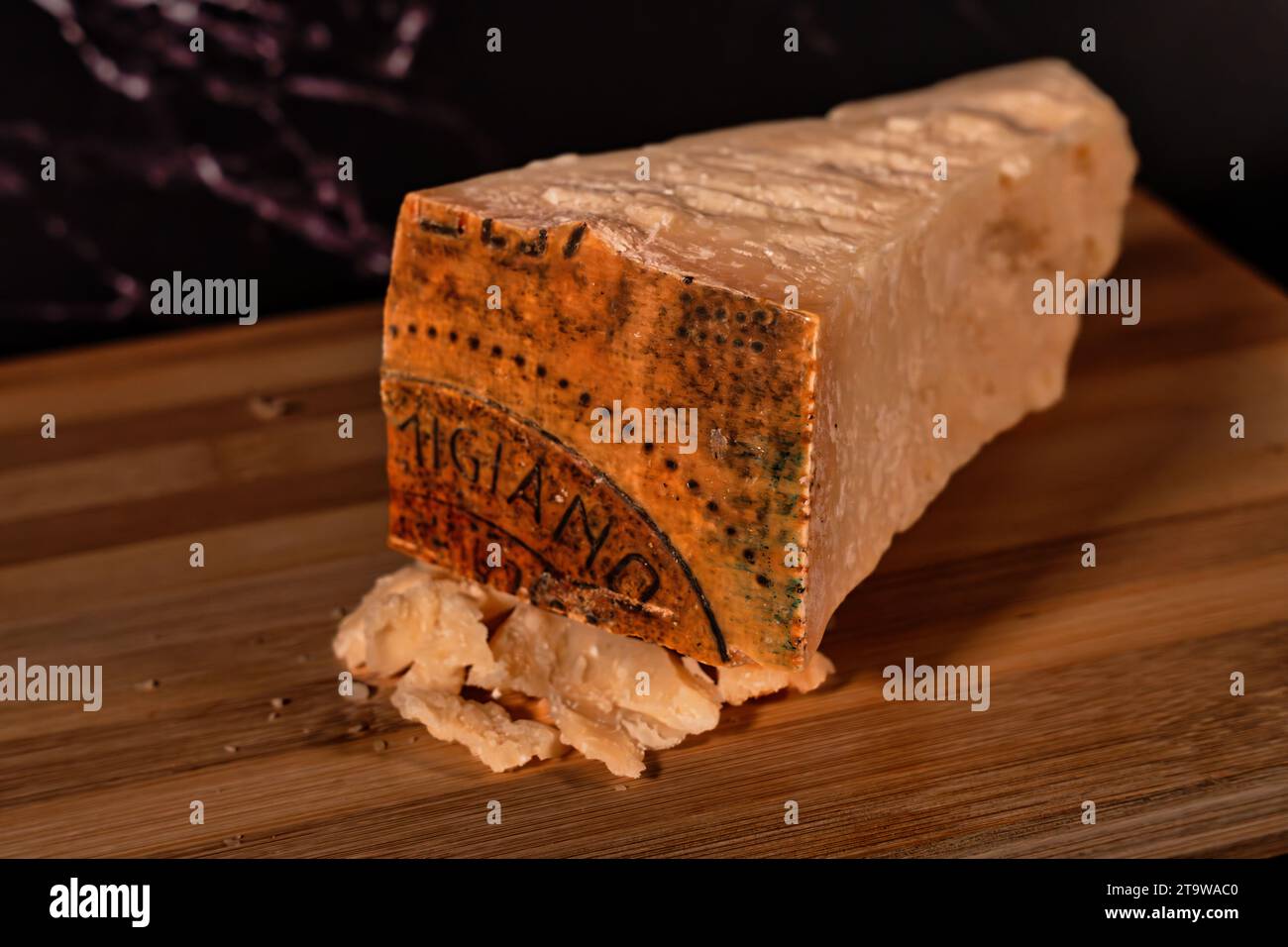 Käse: Kunst in jeder Scheibe, der Geschmack, der Geschichten erzählt. Eine Welt voller Aromen, die in jedem Biss enthalten sind. Stockfoto