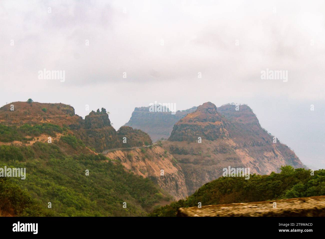 Winding Road on Mountains bei Varandha Ghats im Westen indiens. Stockfoto