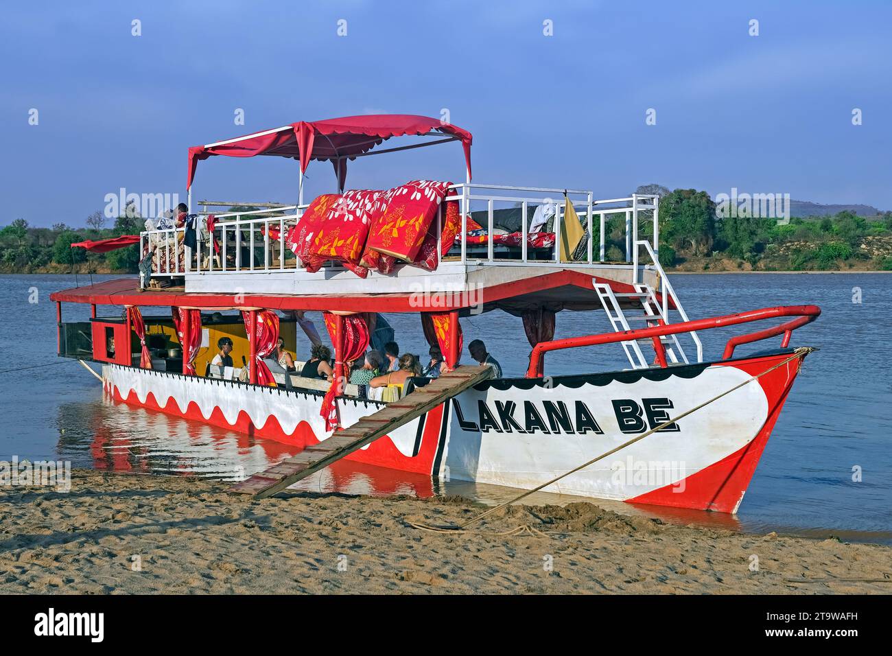 Touristen auf dem Fluss Tsiribihina bei Begidro in der Nähe von Ankiliroroka, Belo sur Tsiribihina, Menabe Region, Central Highlands, Madagaskar, Afrika Stockfoto