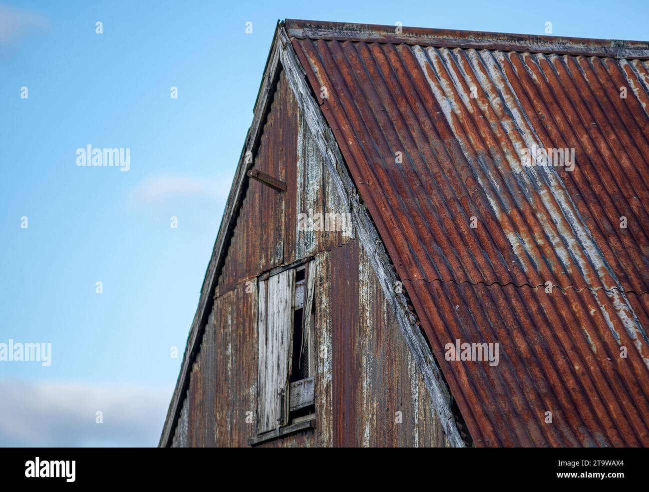 Altes Mühlenhaus mit Wellblechdach Stockfoto