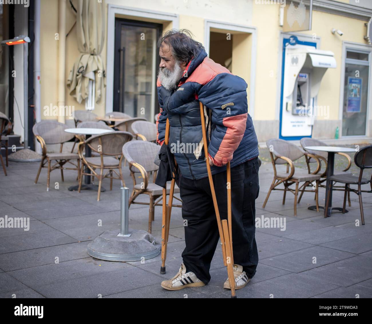 Belgrad, Serbien, 19. November 2023: Ein Mann, der mit Krücken die Straße entlang läuft Stockfoto
