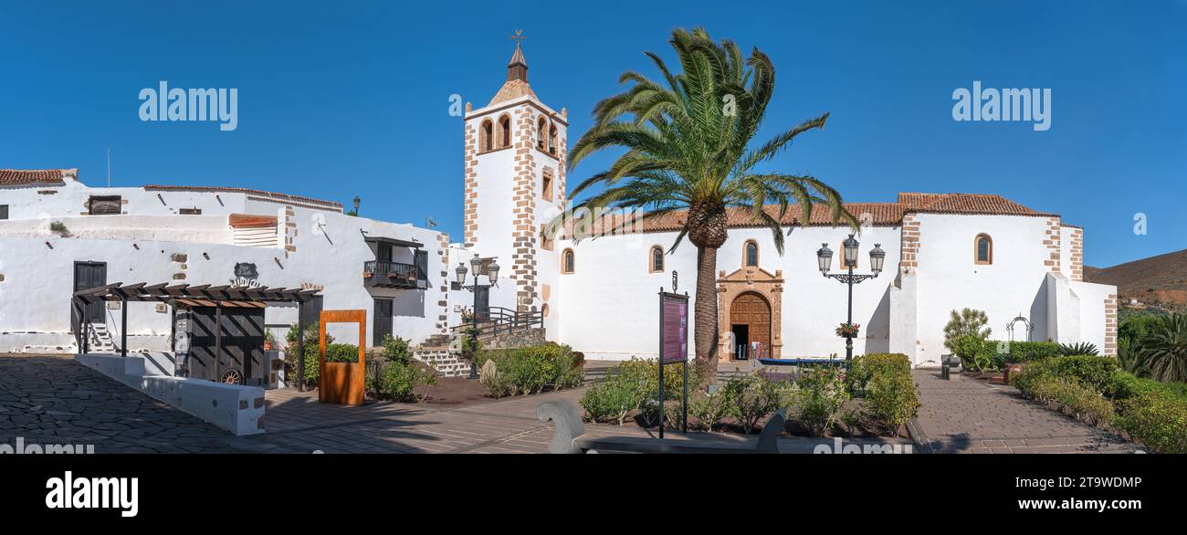 Kirche Santa Maria de Betancuria mit Vorplatz in Betancuria, Fuerteventura Stockfoto
