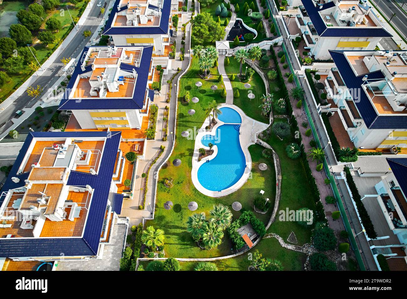 Luftaufnahme, Drohnenblick MIL Palmeras Luxus Urbanisationen Dächer mit Schwimmbad. Costa Blanca, Provinz Alicante. Spanien. Stadtentwicklung Stockfoto
