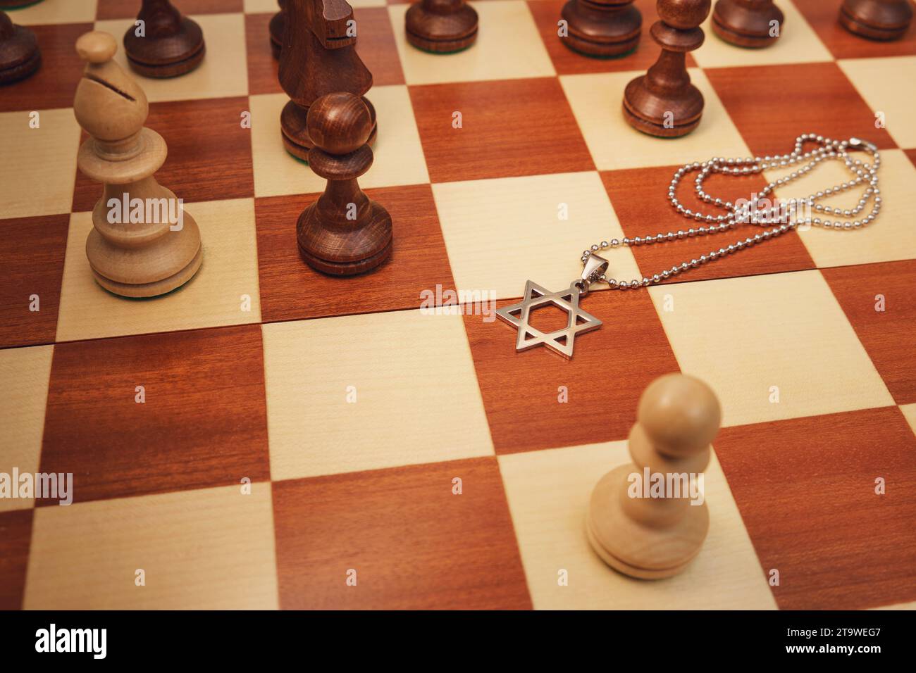 Jüdisches religiöses Symbol David mit Schachfiguren Könige auf einem Schachbrett, Nahaufnahme. Stockfoto