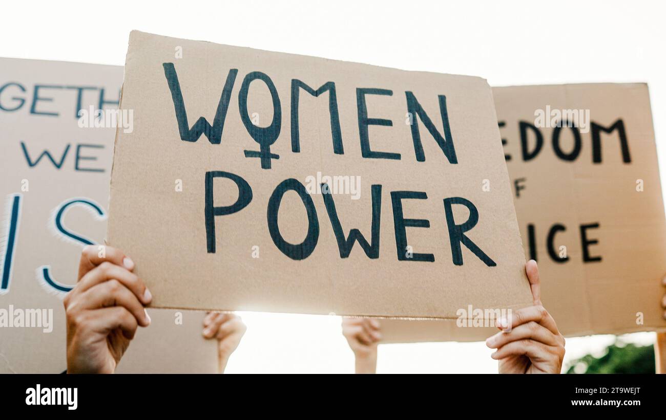 Eine Gruppe von Frauen protestiert für Frauenrechte, die bei Demonstrationen im Freien Schilder halten. Feministisches Empowerment und Gleichstellungskonzept Stockfoto
