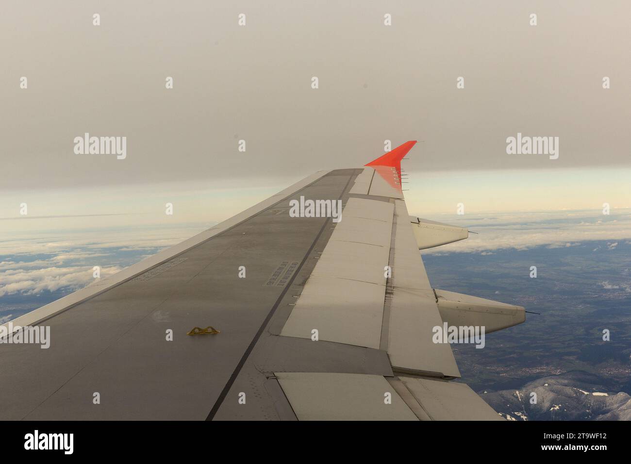 Flugzeugflügel während des Fluges Stockfoto