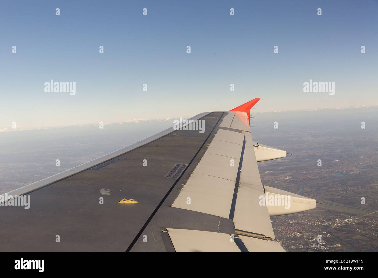 Flugzeugflügel während des Fluges Stockfoto