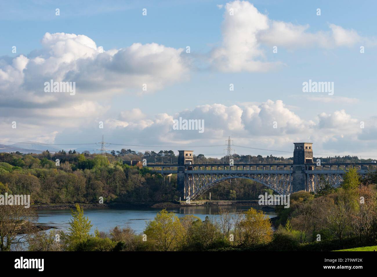 Britannia Bridge über die Menai Strait zwischen Anglesey und dem Festland Wales. Stockfoto