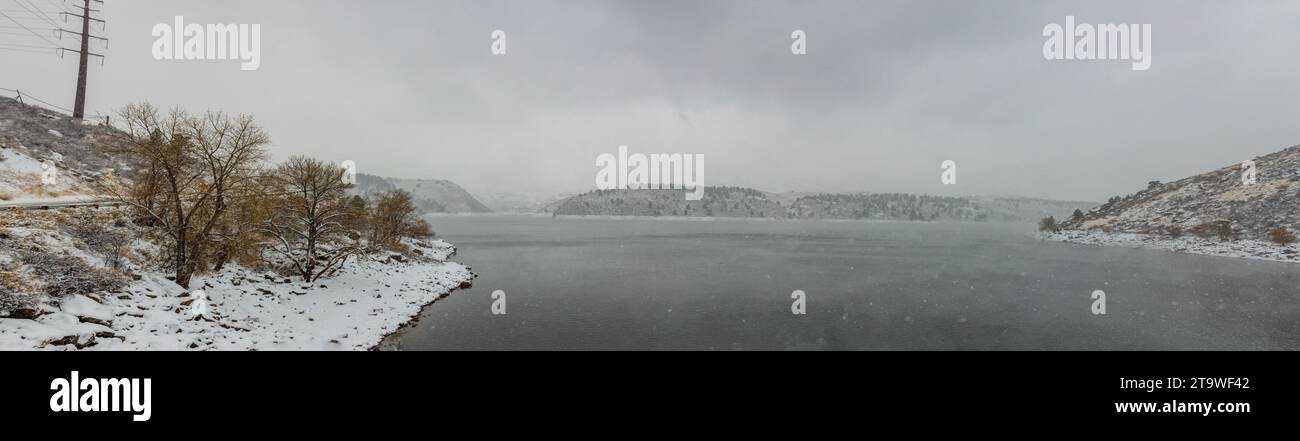 Stürmische Winterlandschaft am Horsetooth Reservoir in Fort Collins, Colorado Stockfoto
