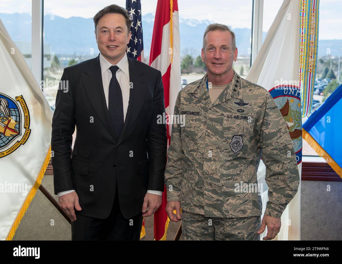 ELON MUSK, CEO von SpaceX, zusammen mit General Terrence J. O'Shaughnessy, US-Kommandeur des North American Aerospace Defense Command, am 15. April 2019 in Colorado Springs. Stockfoto