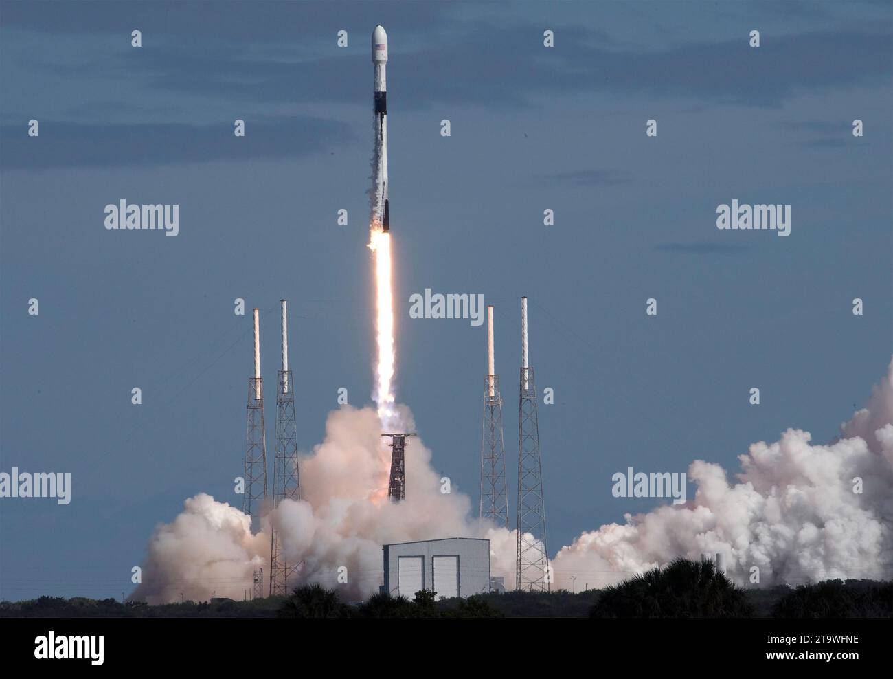 DIE FALCON 9 startet am 11. November 2019 von der Cape Canaveral Air Force Station in Florida, um sechzig Starlink-Satelliten in den Orbit zu starten. Foto: Zoe Thacker Stockfoto