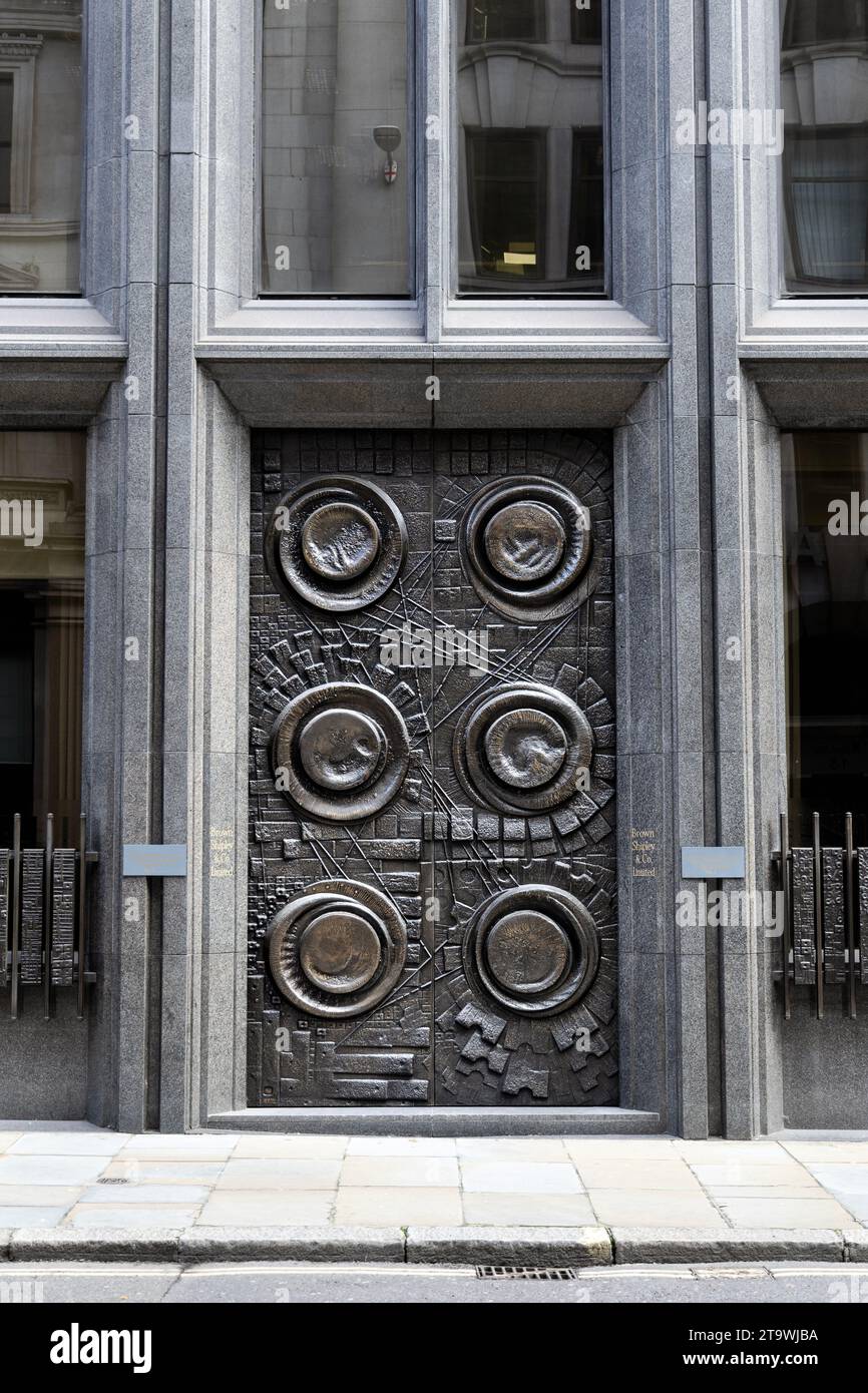 Bronze-Hochrelief-Roundel-Design-Türen von A. John Poole, Brown Shipley & Co., 2 Moorgate von Fitzroy Robinson and Partners, London, England Stockfoto