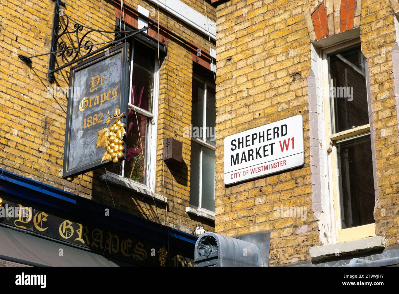 Straßenschild für den Shepherd Market und den YE Grapes Pub aus dem 18. Jahrhundert in Mayfair, London, England Stockfoto