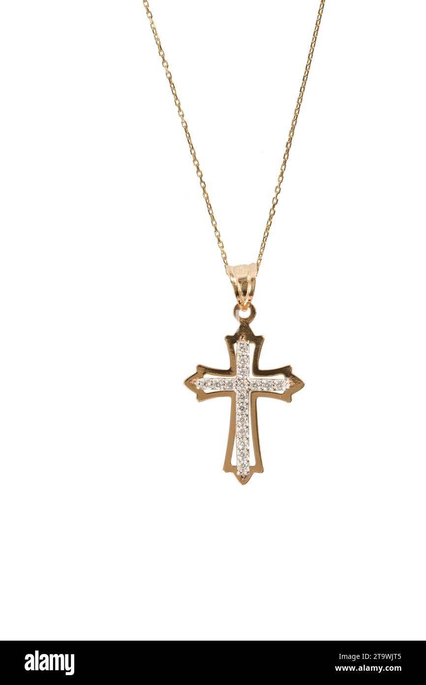 Goldenes religiöses Kreuz an der Kette, isoliert auf weißem Hintergrund Bester Schmuck Anhänger und Ohrringe Set. Schmuckkomposition. Symbol der Liebe. Stockfoto