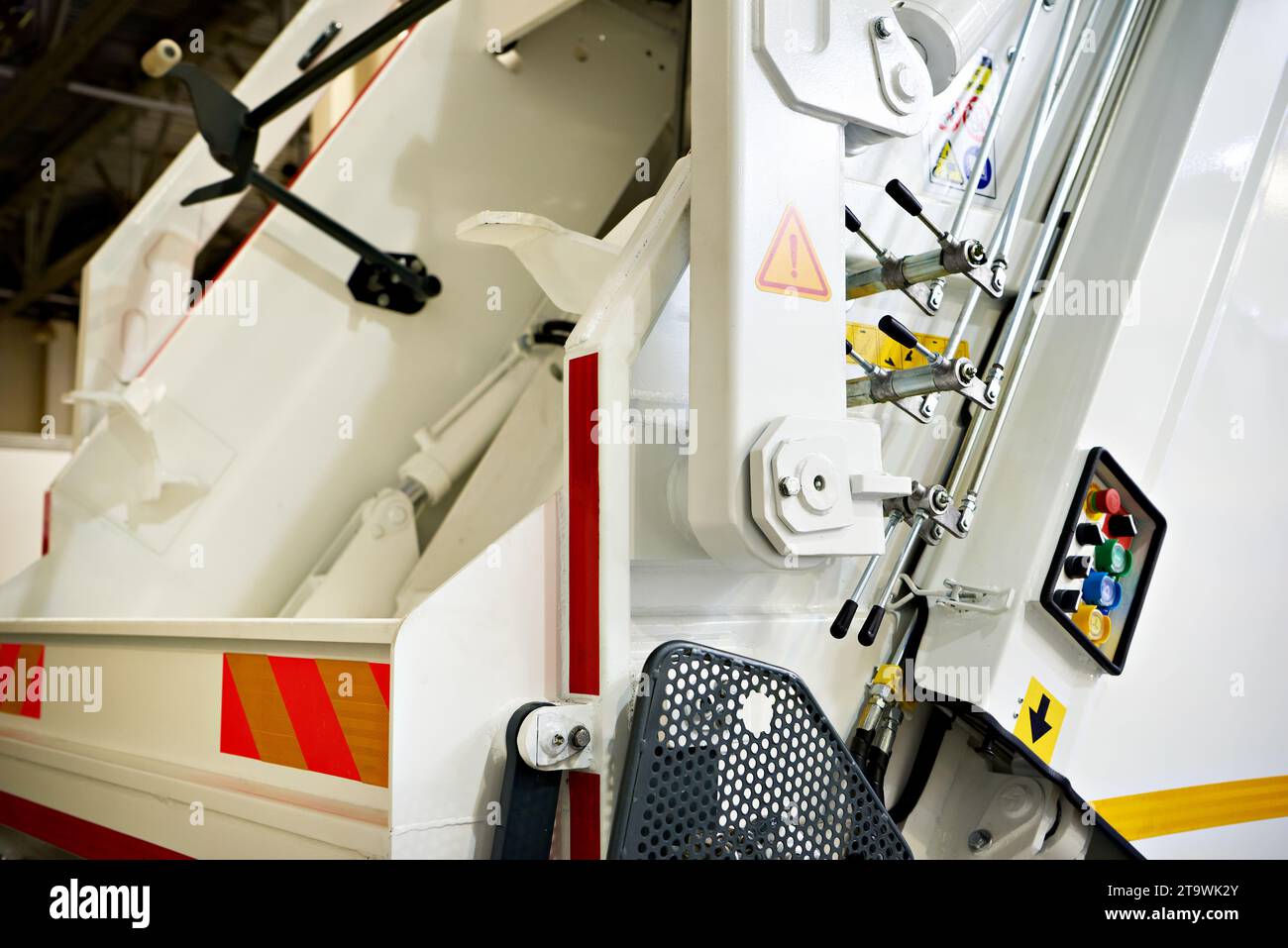 Weißer Müllwagen und Tasten und Hebel der Bedienkonsole Stockfoto