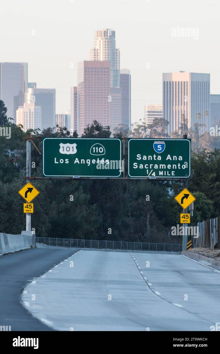 Los Angeles Route 101 und 110 über dem Freeway-Schild in Südkalifornien. Vertikale Ansicht. Stockfoto