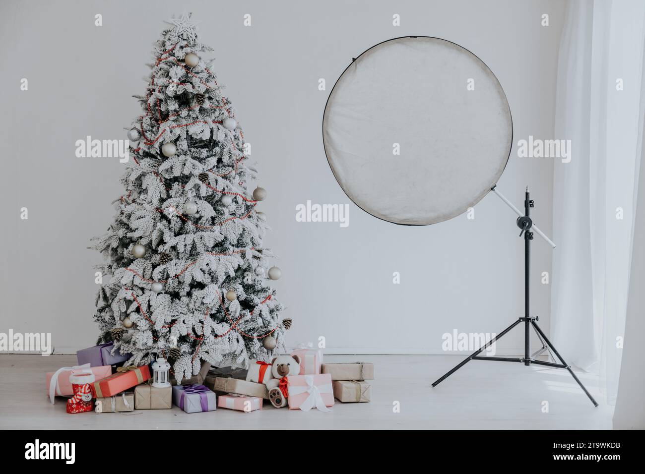Fotostudio neues Jahr und Weihnachtsbaum Urlaub Geschenke Stockfoto
