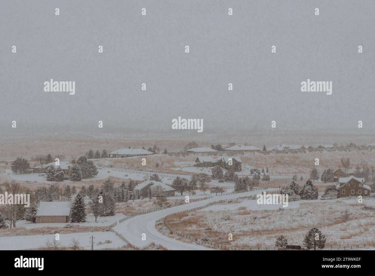 Colorado Living. Fort Collins, Colorado - Denver Metro Und Winterpanorama. Schnee fällt in der Nachbarschaft Stockfoto