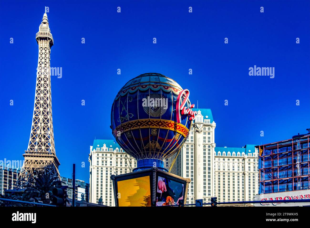 Las Vegas, USA; 18. Januar 2023: Der Heißluftballon und der Eiffelturm des Paris Las Vegas Strip Hotel, Casino und Resort auf dem Boulevard t Stockfoto