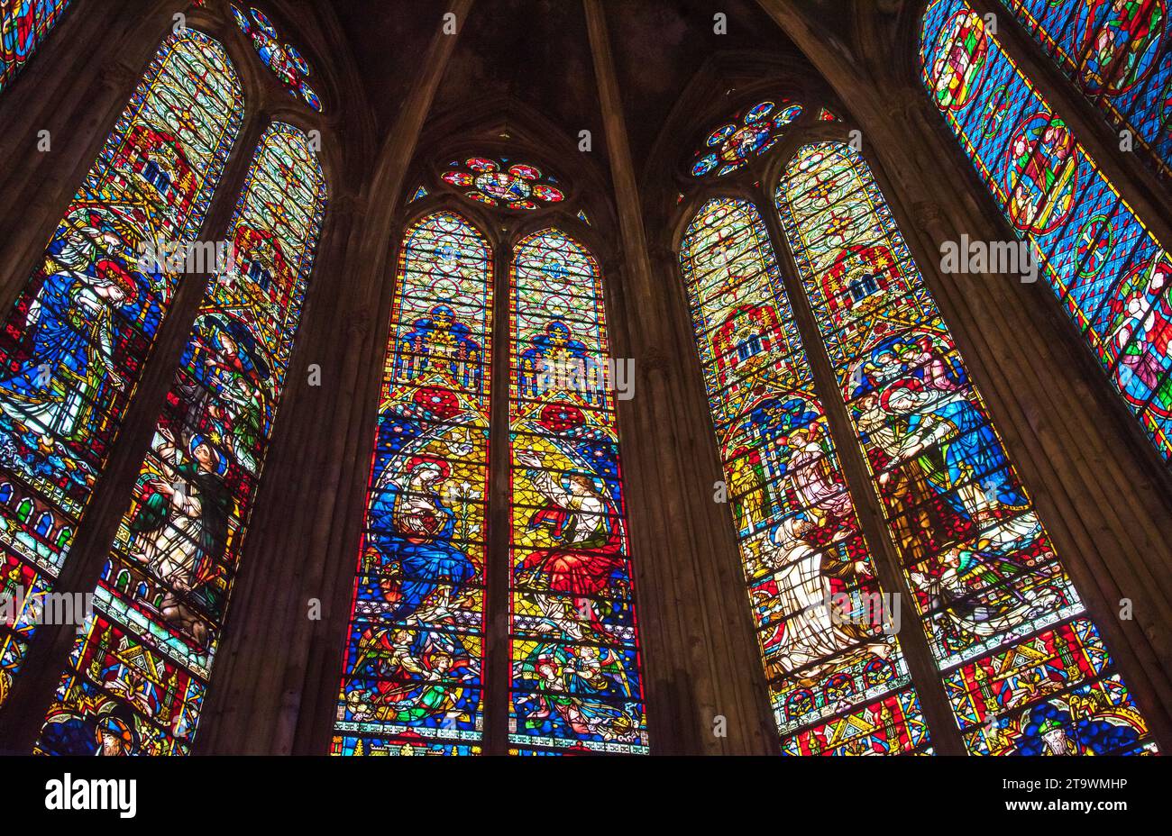 Gebeizte Gläser mit Jungfrau Maria (Verkündigung, Gnade, Krönung) in der Kathedrale Saint Etienne in Metz, Frankreich. Stockfoto