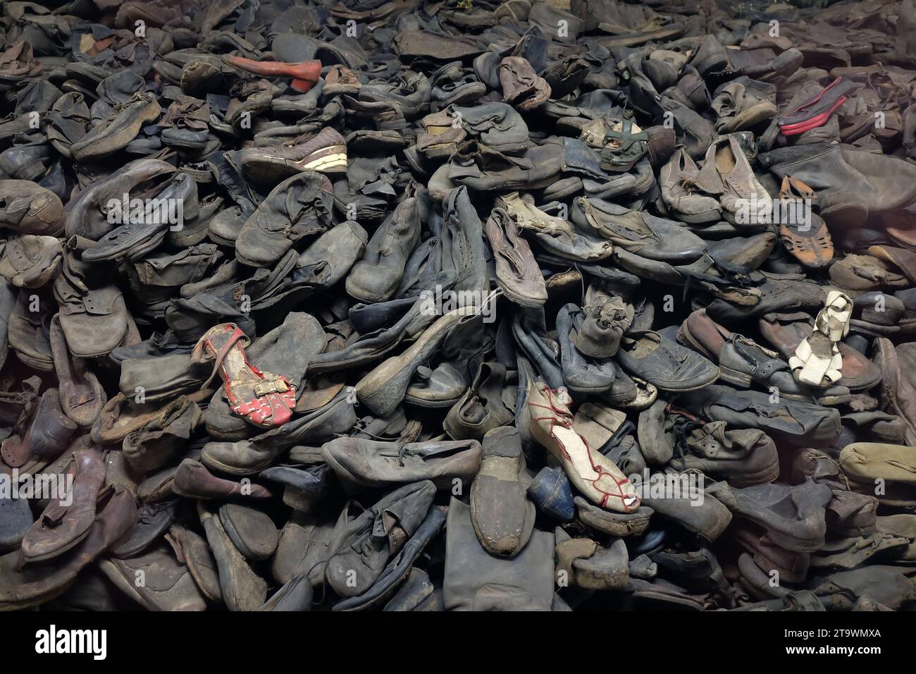 Alte, getragene Schuhe in einem endlosen Haufen Stockfoto