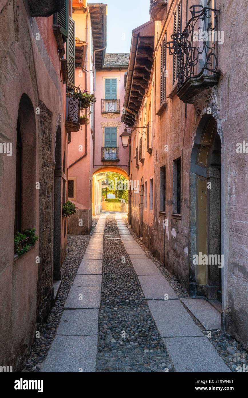 Malerische Besichtigung am späten Nachmittag in Orta San Giulio während der Herbstsaison. Provinz Novara, Piemont, Italien. Stockfoto