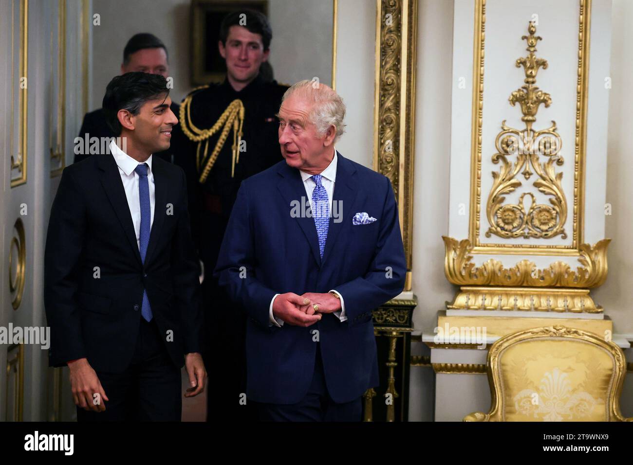 König Karl III. Kommt mit Premierminister Rishi Sunak (links) zu einem Empfang im Londoner Buckingham Palace anlässlich des Global Investment Summit 2023. Bilddatum: Montag, 27. November 2023. Stockfoto