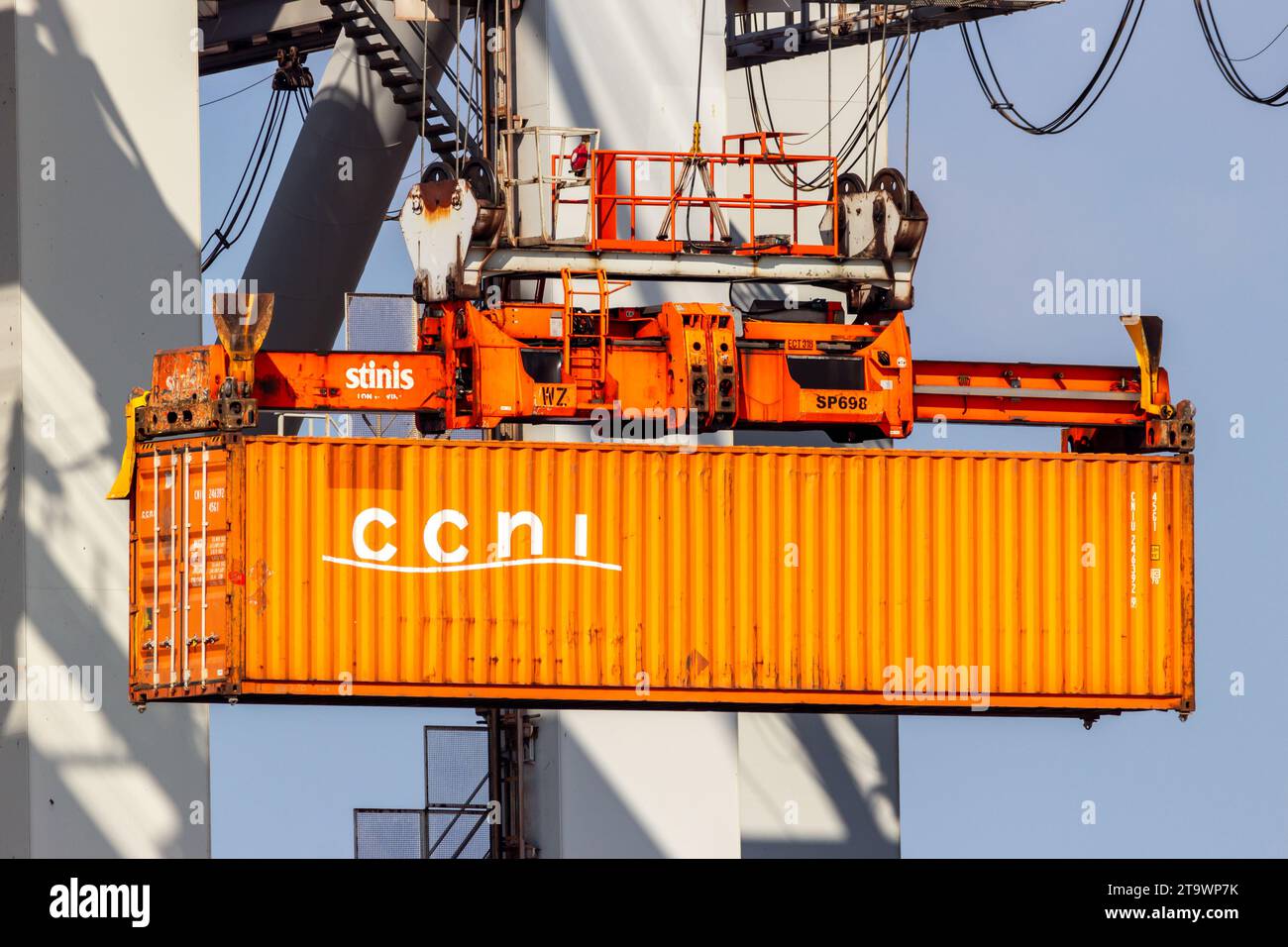 Kranbetreiber, der einen Schiffscontainer von einem Frachtschiff im Hafen von Rotterdam entlädt. Niederlande - 16. März 2016 Stockfoto