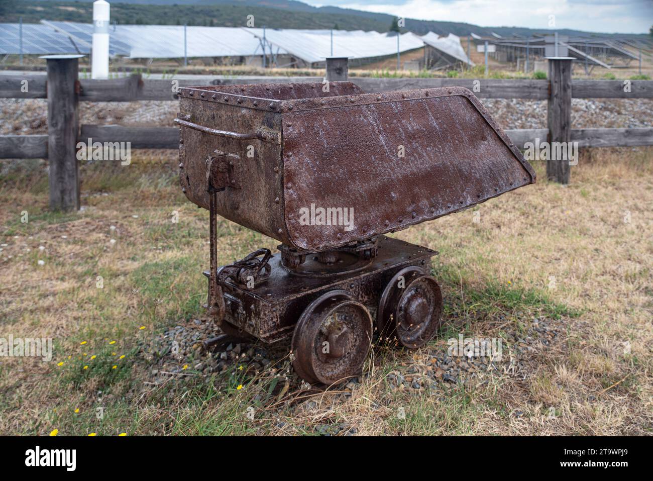 Nahaufnahme eines alten, rostigen Minenwagens Stockfoto