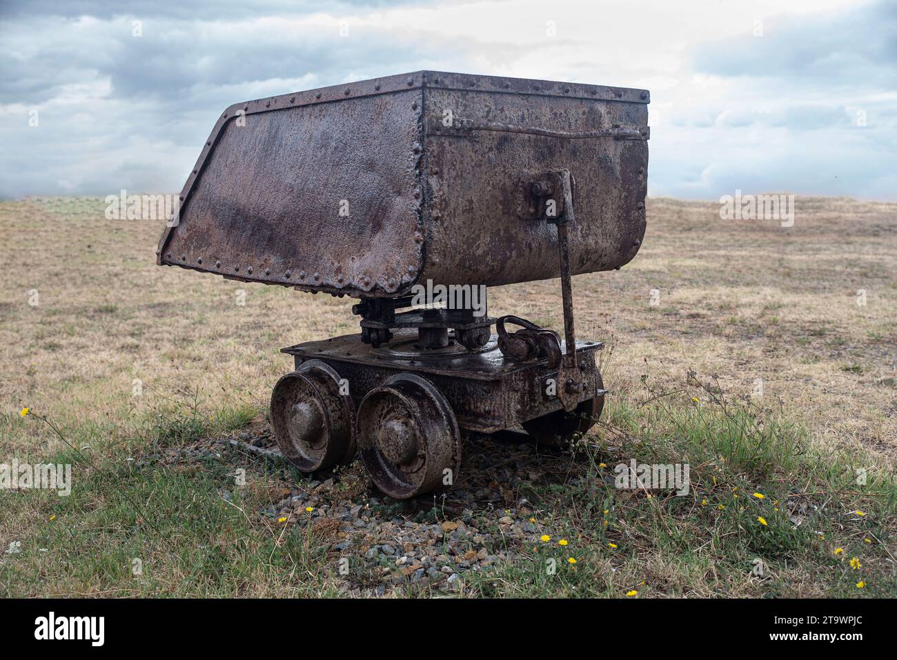 Nahaufnahme eines alten, rostigen Minenwagens Stockfoto
