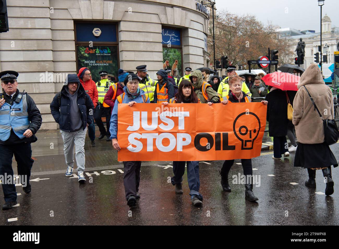 London, Großbritannien. November 2023. Just Stop Oil Demonstranten protestierten heute wieder in London. Sie begannen ihren Protest am Trafalgar Square und hielten dann vor der Downing Street an. Als sie versuchten, auf der Straße gegenüber dem Unterhaus zu sitzen, wurden sie schnell von der Met Police verhaftet und mit Handschellen gefesselt. Alle fünf Demonstranten wurden in Polizeiwagen mitgenommen. Die Höchststrafe für die vorsätzliche Blockierung einer Autobahn in England und Wales beträgt 51 Wochen Haft. Straftäter können ebenfalls mit Geldstrafen belegt werden. Quelle: Maureen McLean/Alamy Live News Stockfoto