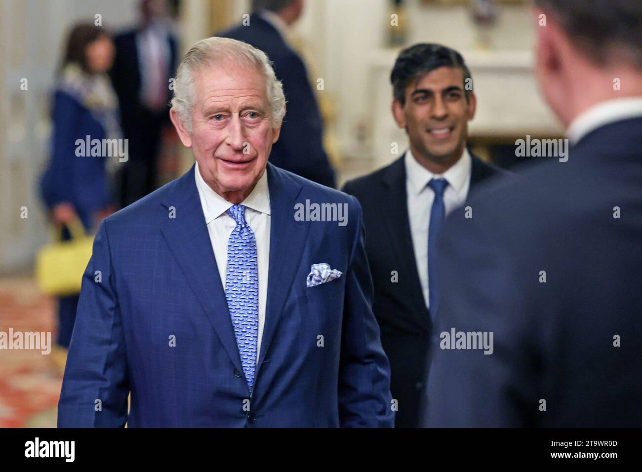 König Karl III. Mit Premierminister Rishi Sunak (Mitte) während eines Empfangs im Londoner Buckingham Palace anlässlich des Global Investment Summit 2023. Bilddatum: Montag, 27. November 2023. Stockfoto