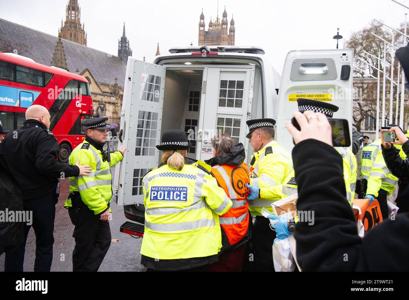 London, Großbritannien. November 2023. Just Stop Oil Demonstranten protestierten heute wieder in London. Sie begannen ihren Protest am Trafalgar Square und hielten dann vor der Downing Street an. Als sie versuchten, auf der Straße gegenüber dem Unterhaus zu sitzen, wurden sie schnell von der Met Police verhaftet und mit Handschellen gefesselt. Alle fünf Demonstranten wurden in Polizeiwagen mitgenommen. Die Höchststrafe für die vorsätzliche Blockierung einer Autobahn in England und Wales beträgt 51 Wochen Haft. Straftäter können ebenfalls mit Geldstrafen belegt werden. Quelle: Maureen McLean/Alamy Live News Stockfoto