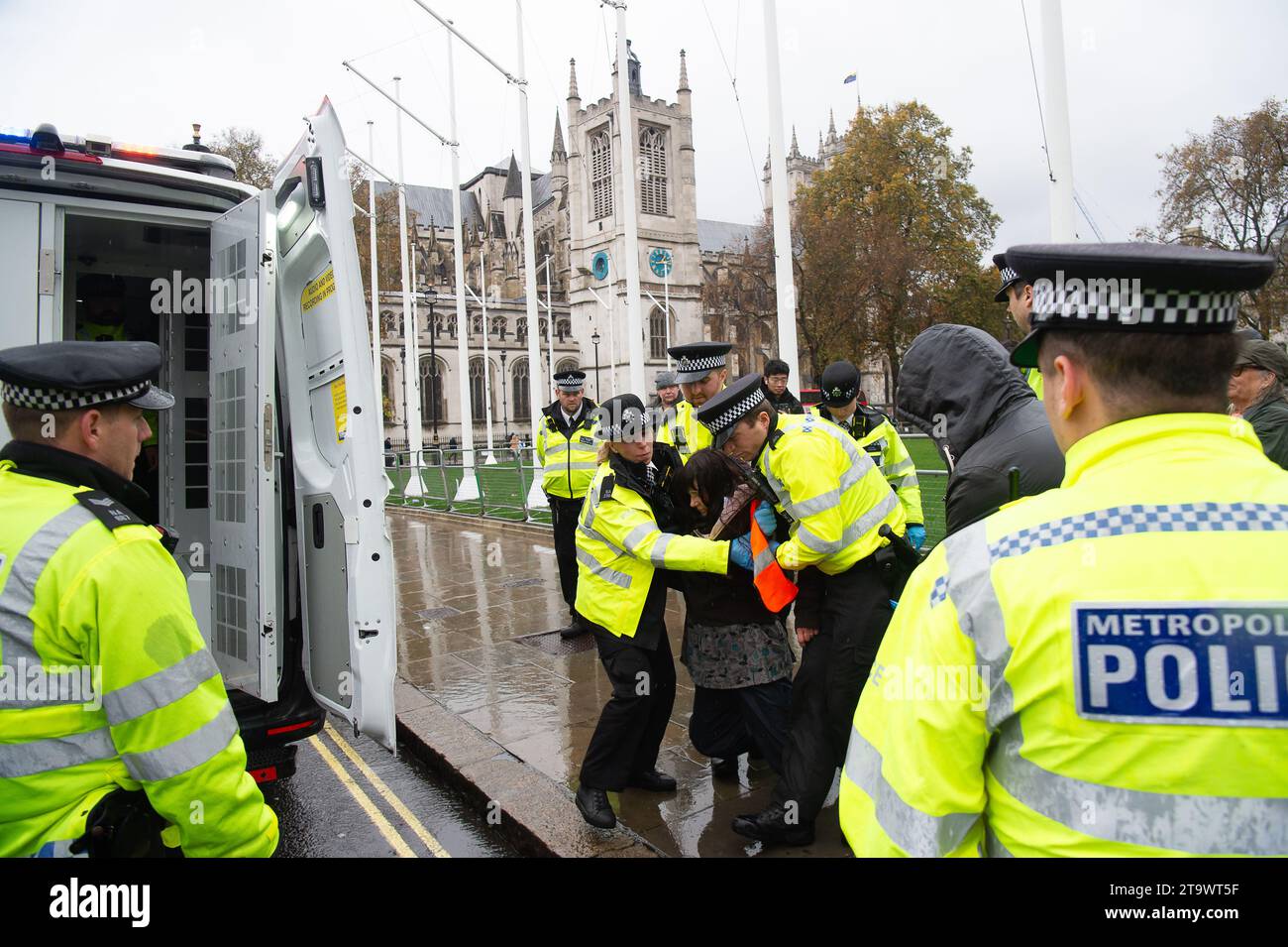 London, Großbritannien. November 2023. Just Stop Oil Demonstranten protestierten heute wieder in London. Sie begannen ihren Protest am Trafalgar Square und hielten dann vor der Downing Street an. Als sie versuchten, auf der Straße gegenüber dem Unterhaus zu sitzen, wurden sie schnell von der Met Police verhaftet und mit Handschellen gefesselt. Alle fünf Demonstranten wurden in Polizeiwagen mitgenommen. Die Höchststrafe für die vorsätzliche Blockierung einer Autobahn in England und Wales beträgt 51 Wochen Haft. Straftäter können ebenfalls mit Geldstrafen belegt werden. Quelle: Maureen McLean/Alamy Live News Stockfoto