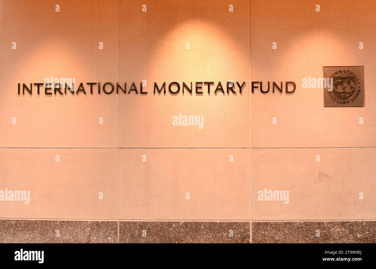 Washington, DC - 4. Juni 2018: Emblem des Internationalen Währungsfonds im Hauptquartier 2 (HQ2) in DC. Stockfoto
