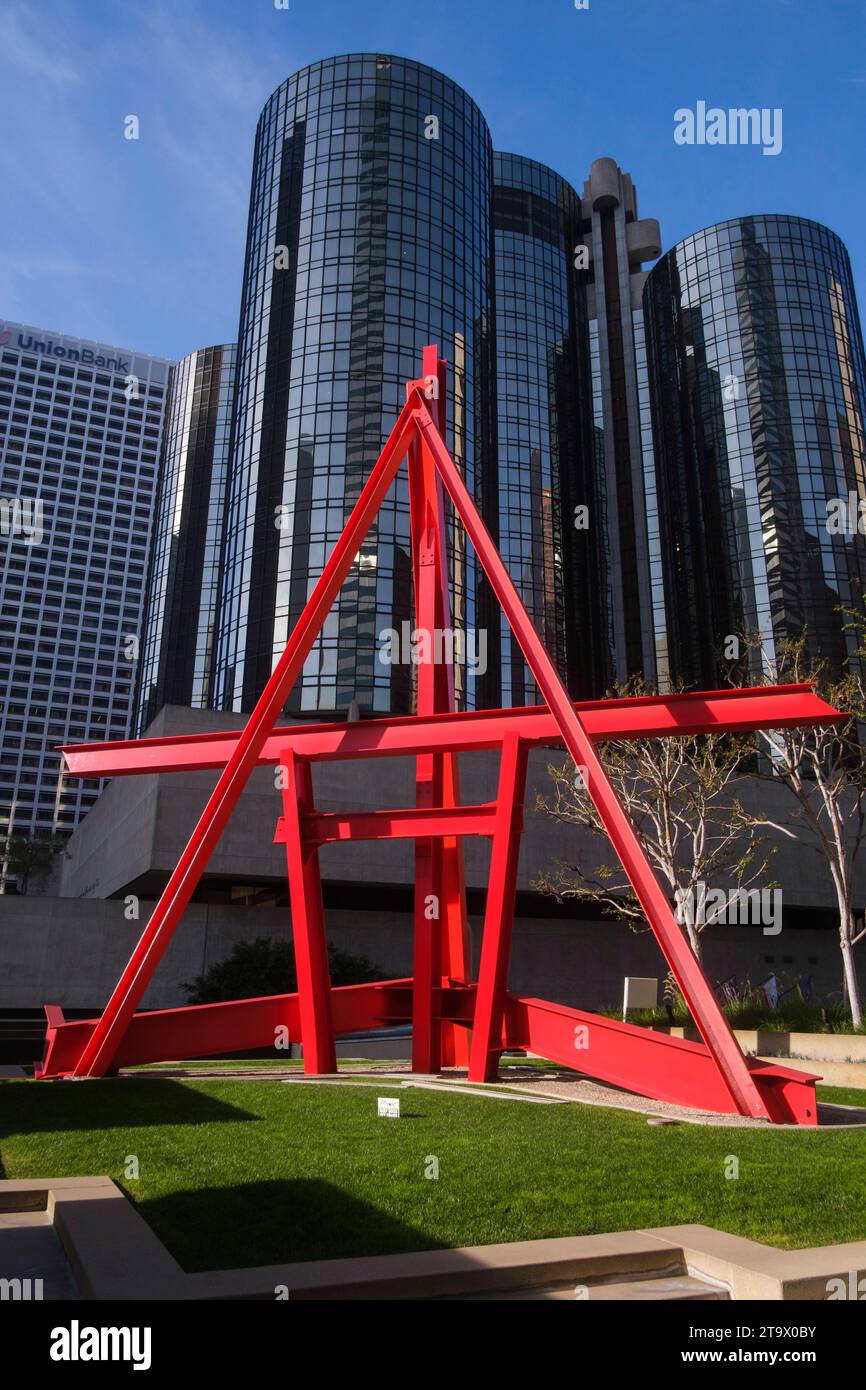 Skulptur mit Westin Bonaventure Hotel im Hintergrund. Los Angeles, Kalifornien, Vereinigte Staaten von Amerika Stockfoto