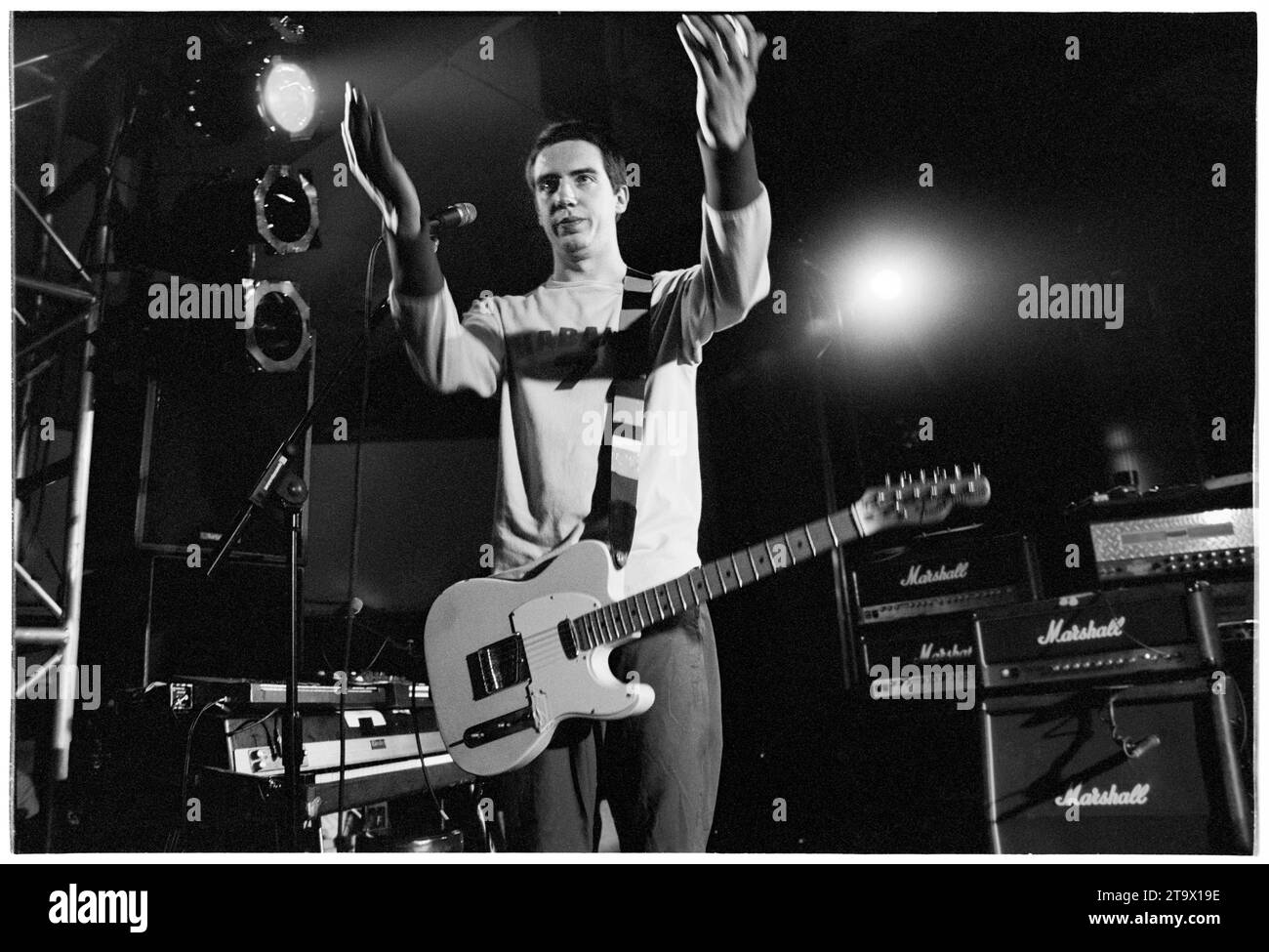 GARY LIGHTBODY, YOUNG, SNOW PATROL, 2001: Ein junger Gary Lightbody von Snow Patrol auf einer frühen Tour zur Unterstützung von Ash in der Great Hall der Cardiff University am 10. Mai 2001. Bild: Rob Watkins. INFO: Snow Patrol ist eine nordirisch-schottische Rockband, die für ihren emotionalen alternativen Rock-Sound bekannt ist. Sie wurden 1994 gegründet und erlangten weltweite Anerkennung mit Hits wie Chasing Cars und Run, die introspektive Texte mit anthemischen, atmosphärischen Melodien verschmelzen. Stockfoto