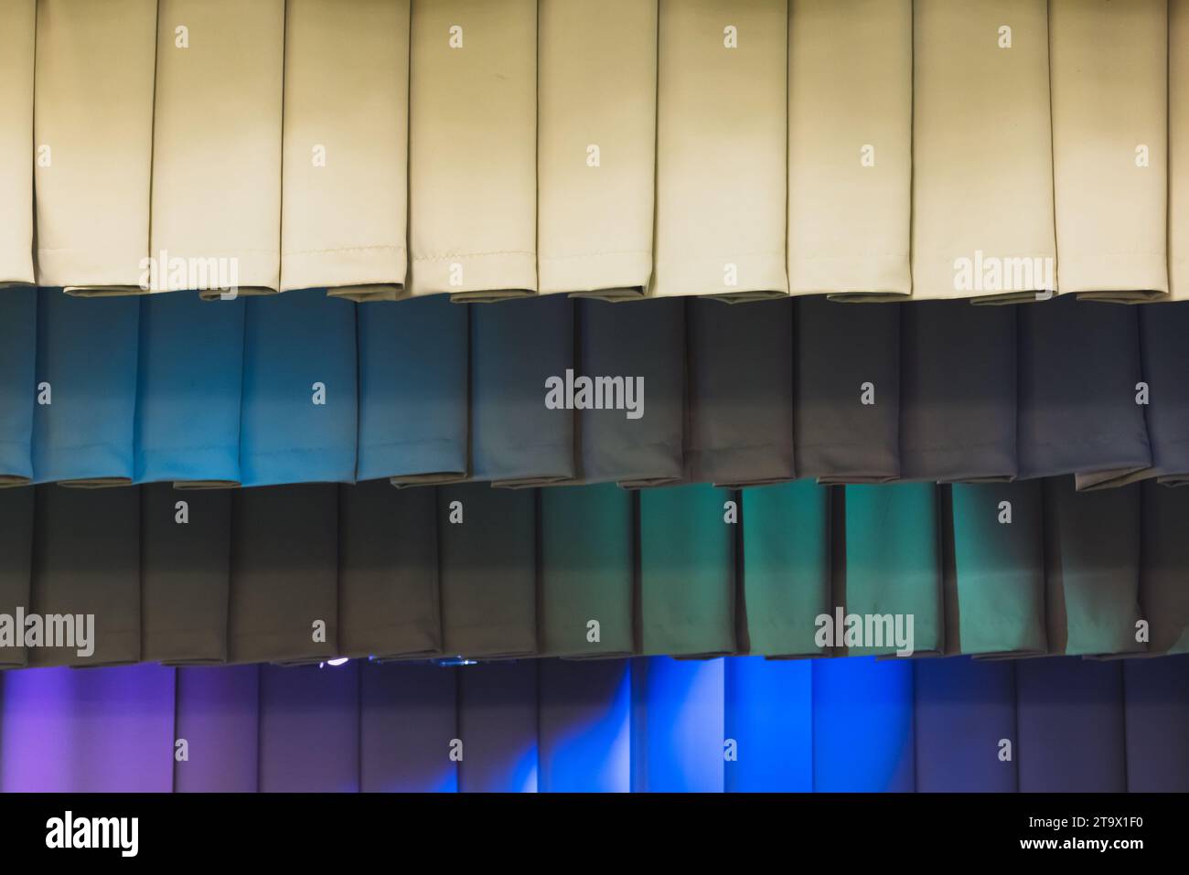 Theatervorhänge mit farbenfroher Beleuchtung, Hintergrundfoto Stockfoto