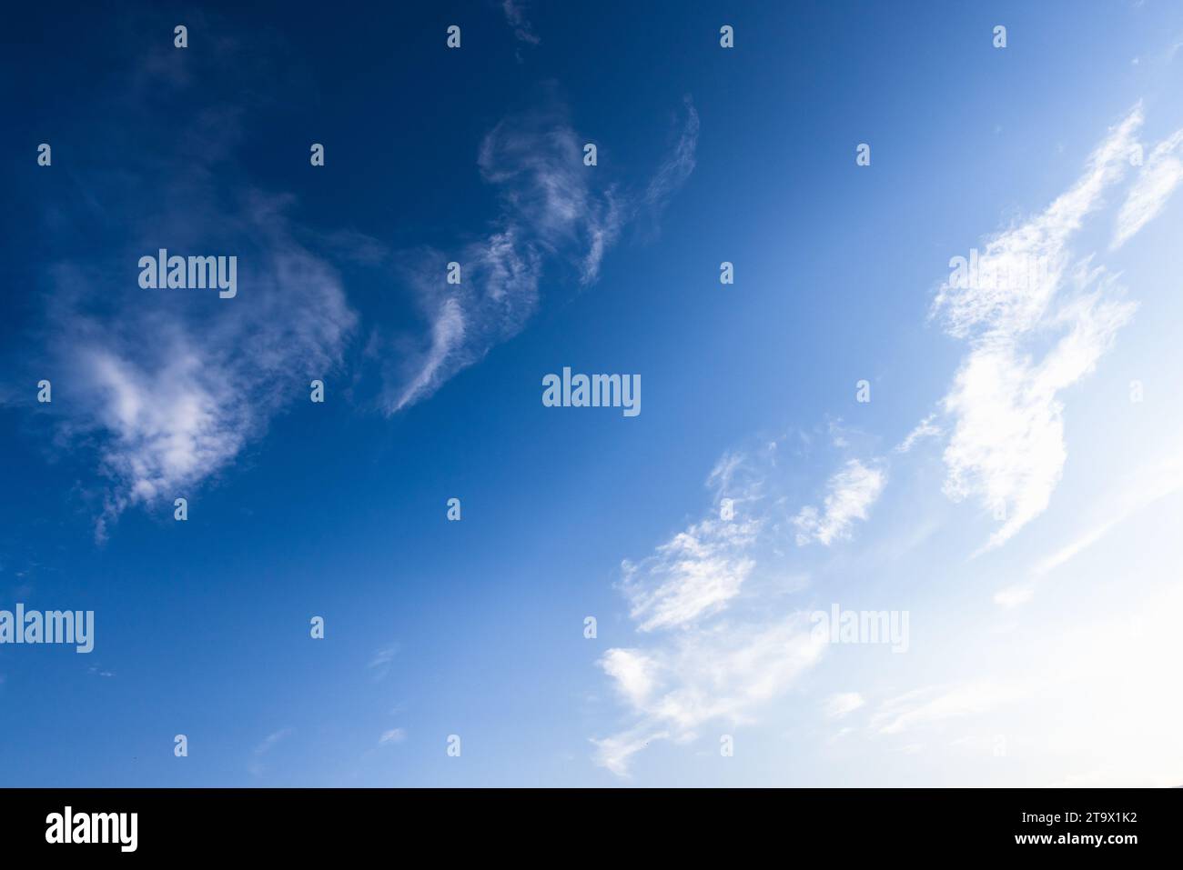 Tiefblauer Himmel mit weißen Wolken. Natürliches Hintergrundfoto Stockfoto
