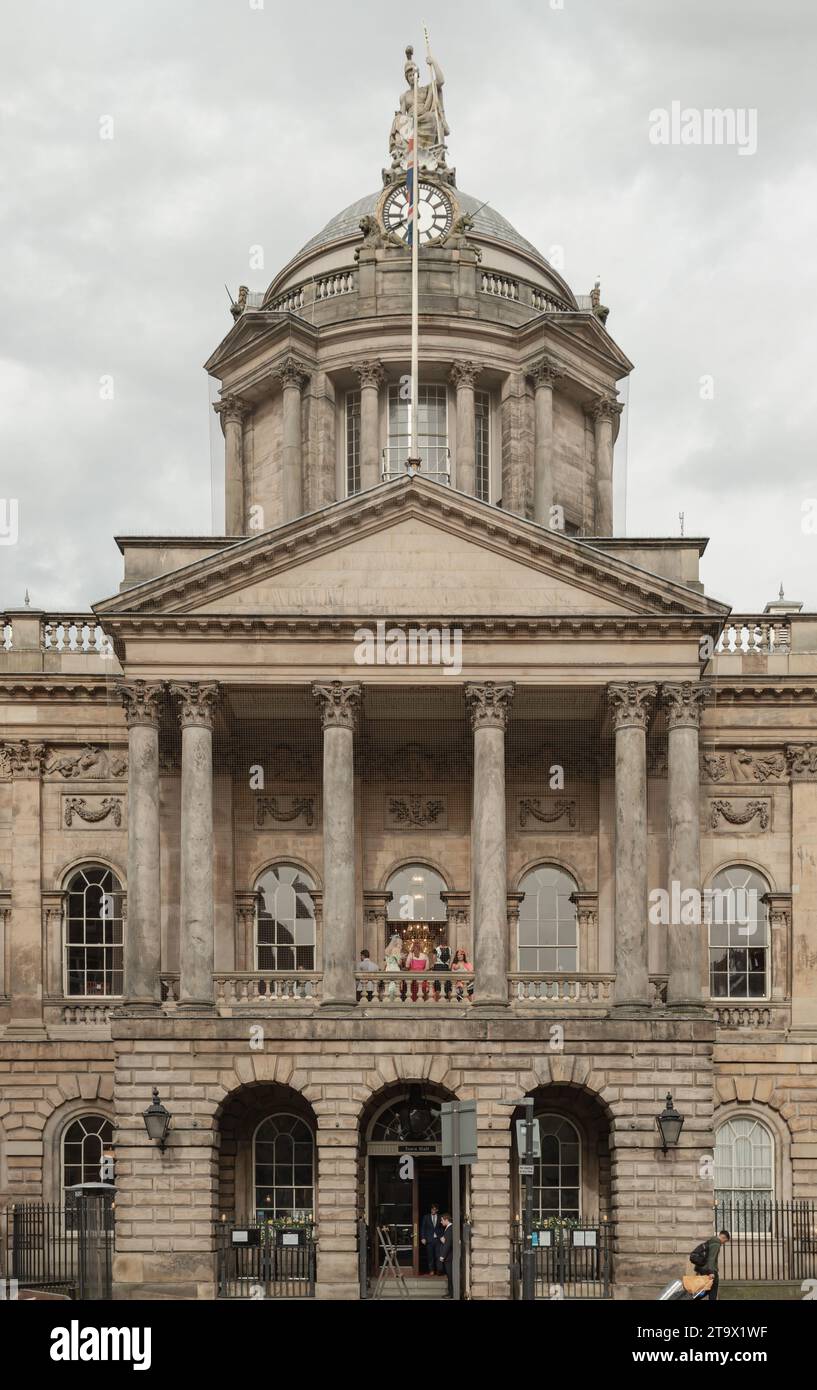 Liverpool, Großbritannien - 07. Oktober 2023 - die Menschen kommen zur Hochzeitszeremonie im Gebäude der Liverpool Old Town Hall. Blick von der Castle Street. Außenansicht des Liv Stockfoto