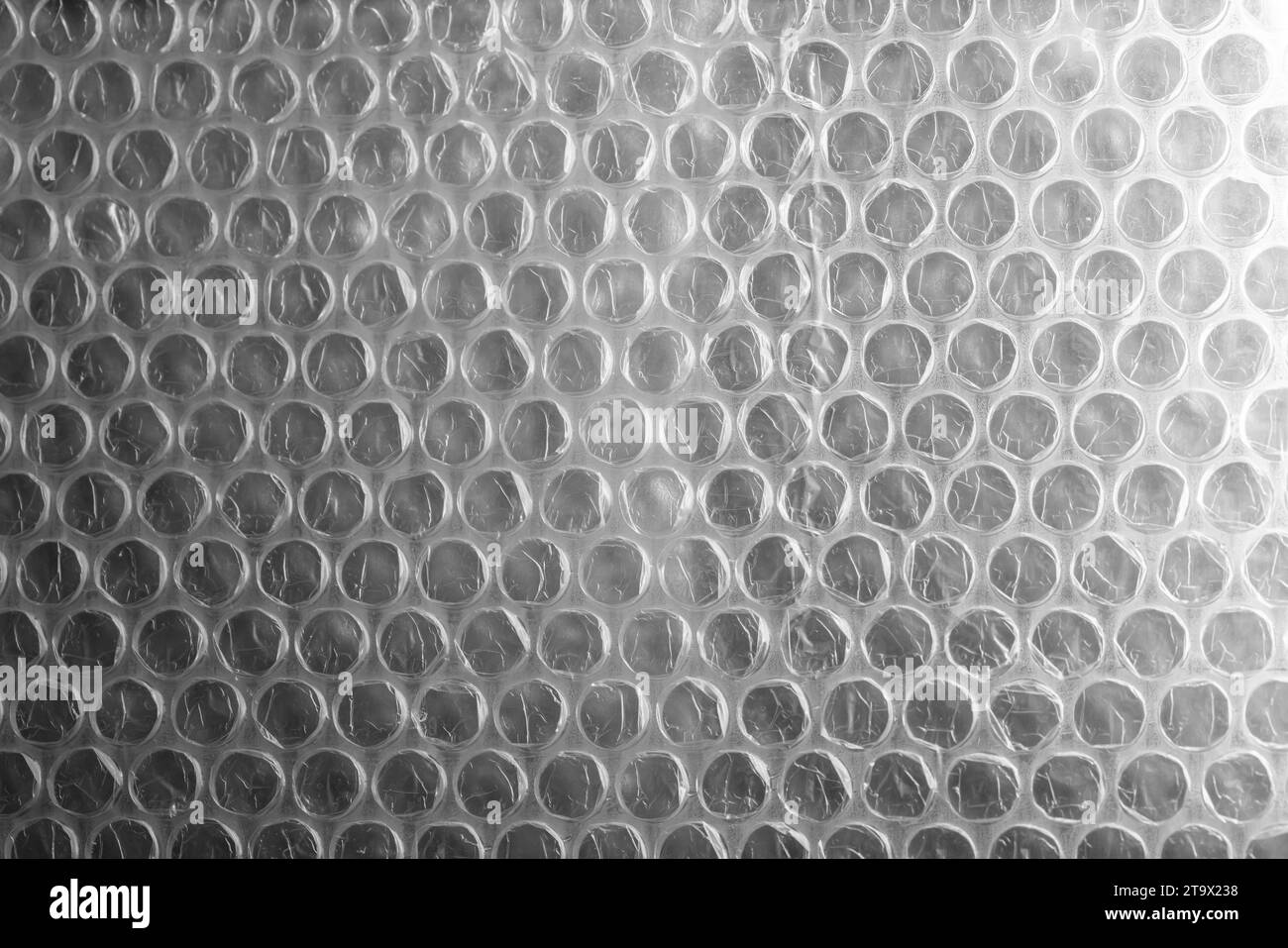 Luftpolsterfolie, Nahaufnahme Hintergrundfoto. Es handelt sich um ein biegsames, transparentes Kunststoffmaterial mit Luftblasen, das zum Verpacken zerbrechlicher Gegenstände verwendet wird Stockfoto