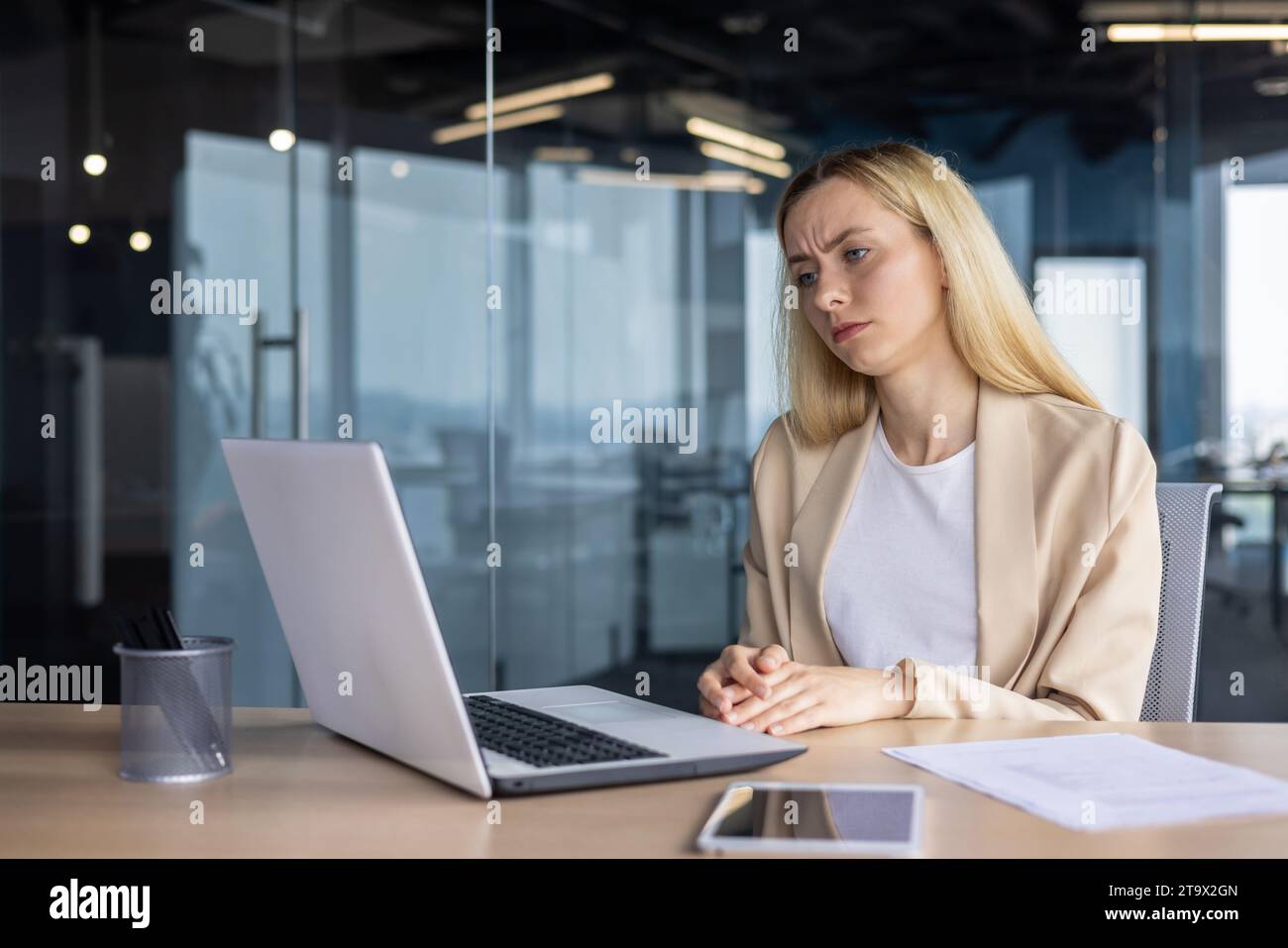Frustrierte traurige, verärgerte Frau, die im Büro arbeitet, Geschäftsfrau hat schlechte Ergebnisse erzielt, weibliche Arbeiterin ist unglücklich, Daten vom Laptop-Bildschirm zu lesen. Stockfoto